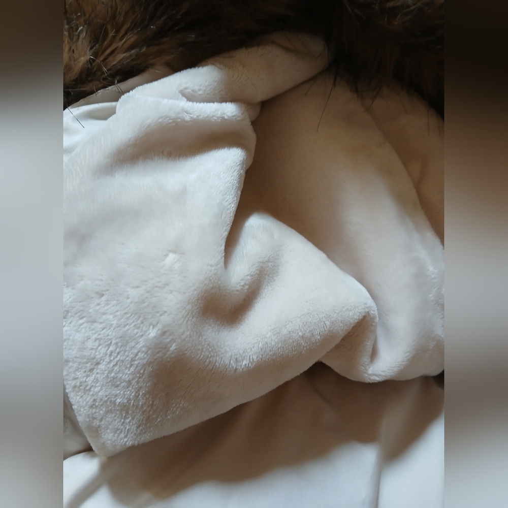 DKNY Cream Puffer Jacket with Fur Trim- Womans Size Small Oversized For Comfort. - Picture 7 of 17